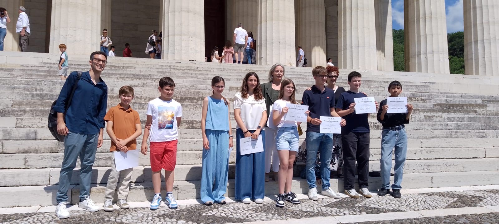 Allievi con gli attestati della Maratona Pianistica 2026 sulla scalinata del Tempio di Possagno