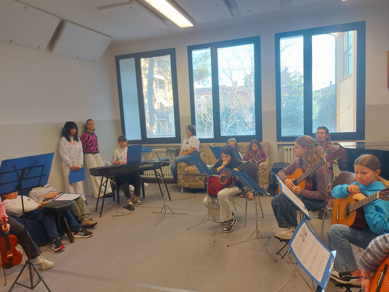 Prove d'insieme in aula con chitarre, violini e tastiera