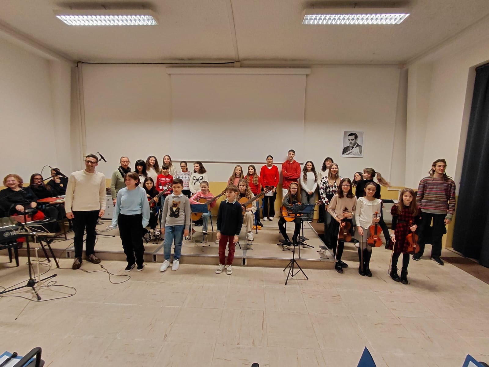 Foto di gruppo degli allievi dopo il saggio di Natale